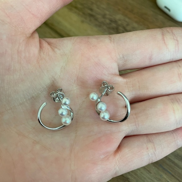 Chow Sang Sang La Pelle 18K white gold Akoya Pearl earrings - Picture 3 of 3